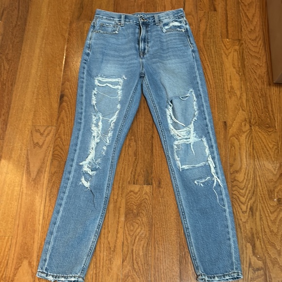 AMERICAN EAGLE mom jeans DISTRESSED  CURVY HIGH RISE IN SIZE 0 - Picture 2 of 8